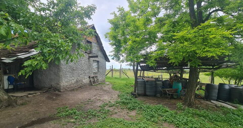 Salaš sa vinogradom i jezerom