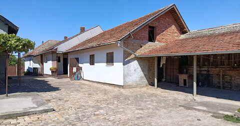 Feketić,Kuća