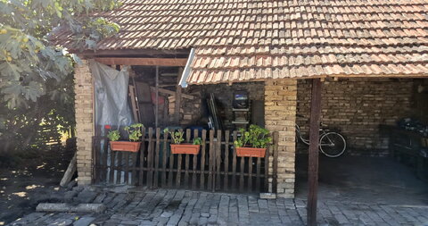Feketić,Kuća